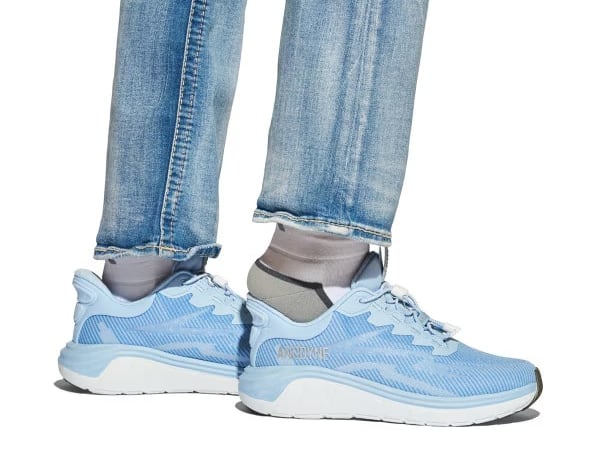 A therapeutic diabetic shoe